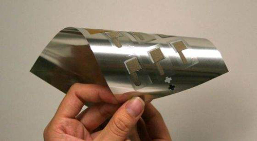 1502758589215044703.jpg 重磅!復(fù)旦大學(xué)團(tuán)隊(duì)研發(fā)可彎曲新電池.jpg