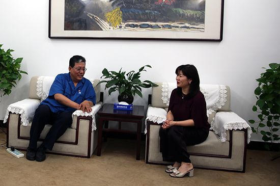 采訪風帆有限責任公司董事長李勇前,與嘉賓進行交流 采訪風帆有限責任公司董事長李勇前,與嘉賓進行交流