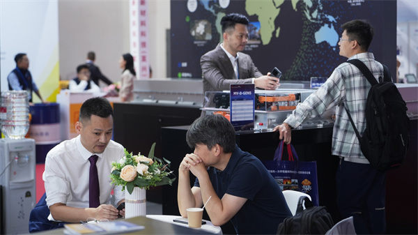 亮劍BICES 2025——微宏快充助力工程機械裝備綠色升級 亮劍BICES 2025——微宏快充助力工程機械裝備綠色升級